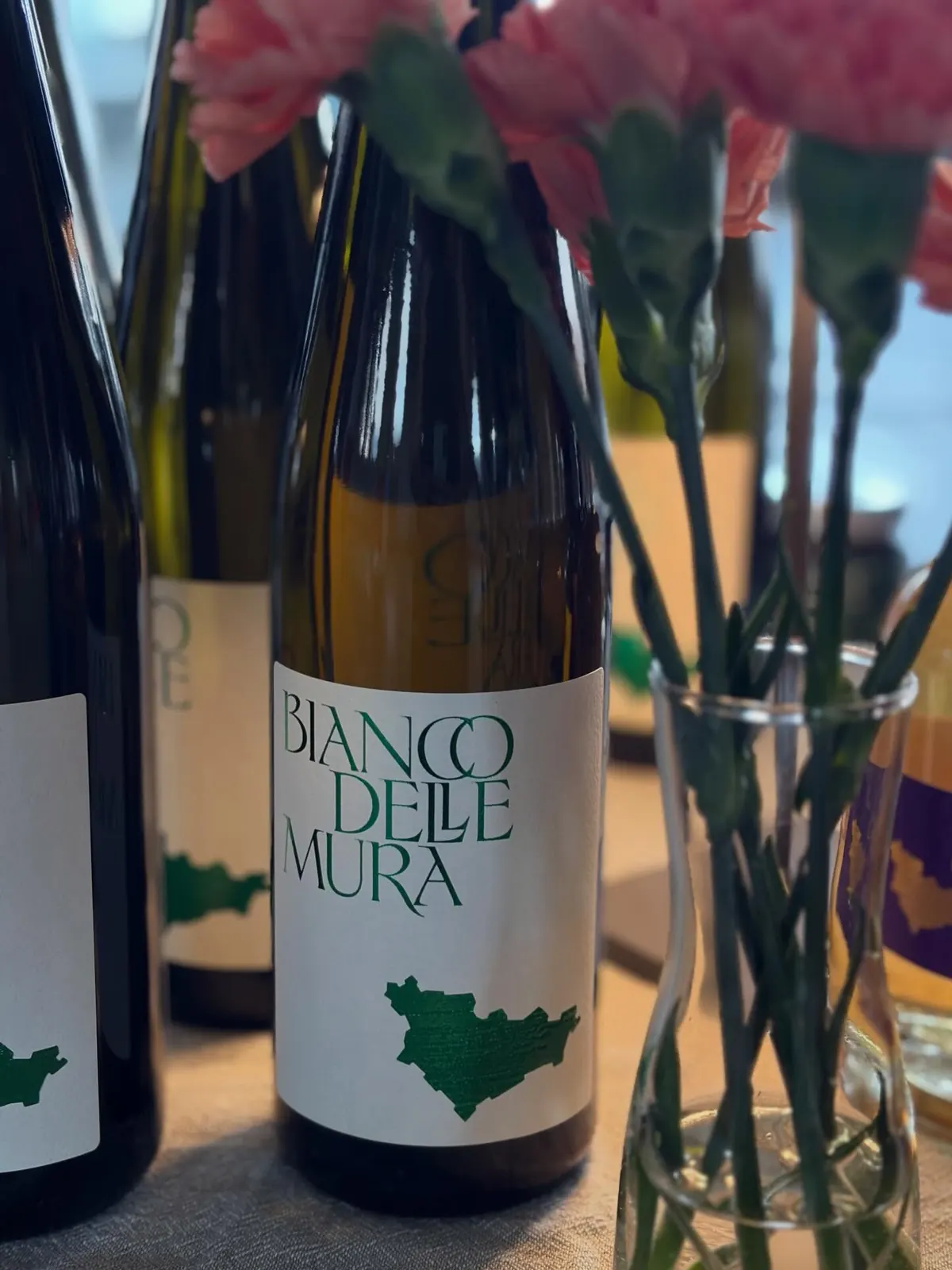 Bottiglia di Bianco delle Mura tra i fiori