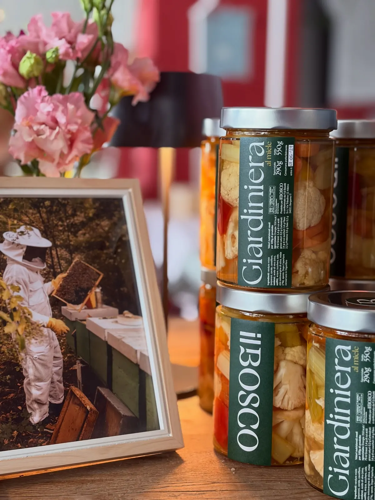 Vasetti di giardiniera di verdure con miele