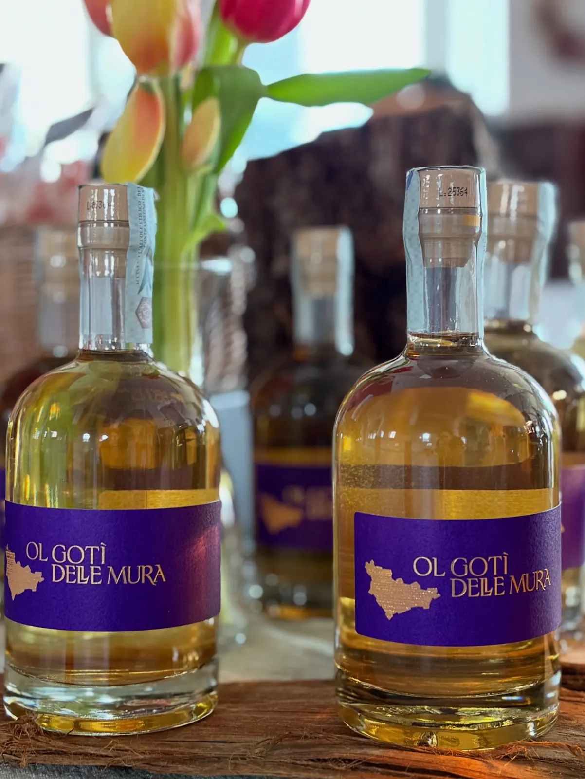 Bottiglie di Gotì delle Mura, grappa al miele e camomilla